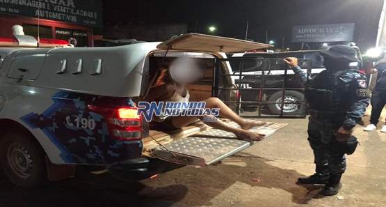 Mulher apanha da companheira e ainda acaba presa por estar foragida 
