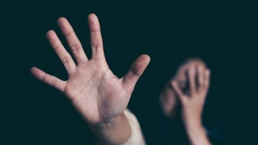 Marido ameaça mulher com facão e ela sai correndo de calcinha e sutiã