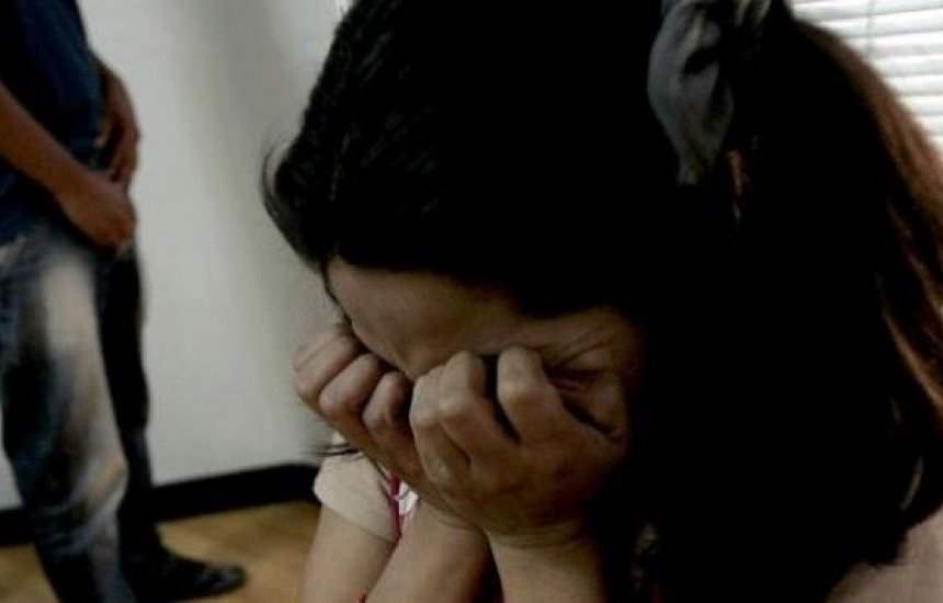 Criminosos invadem residência e tentam estuprar mulher na capital