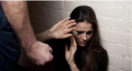 Mulher é espancada com socos e chutes após recusar sexo durante bebedeira 
