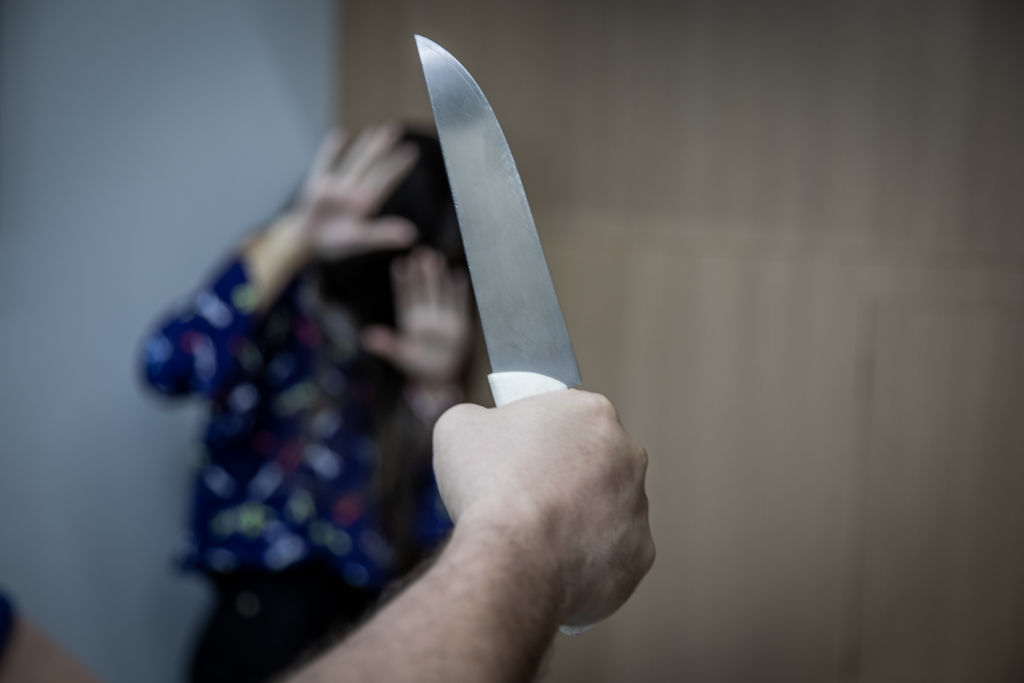 Mulher é esfaqueada pelo ex-marido que a leva até o Pronto-Socorro