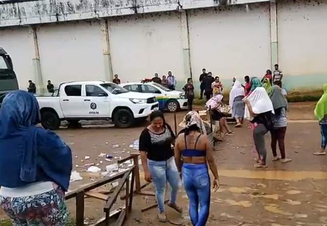 Impedidas de visitar seus maridos esposas de detentos fecham estrada 