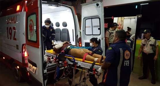 Mulher pilotando moto atropela menor de bicicleta e ficam feridas