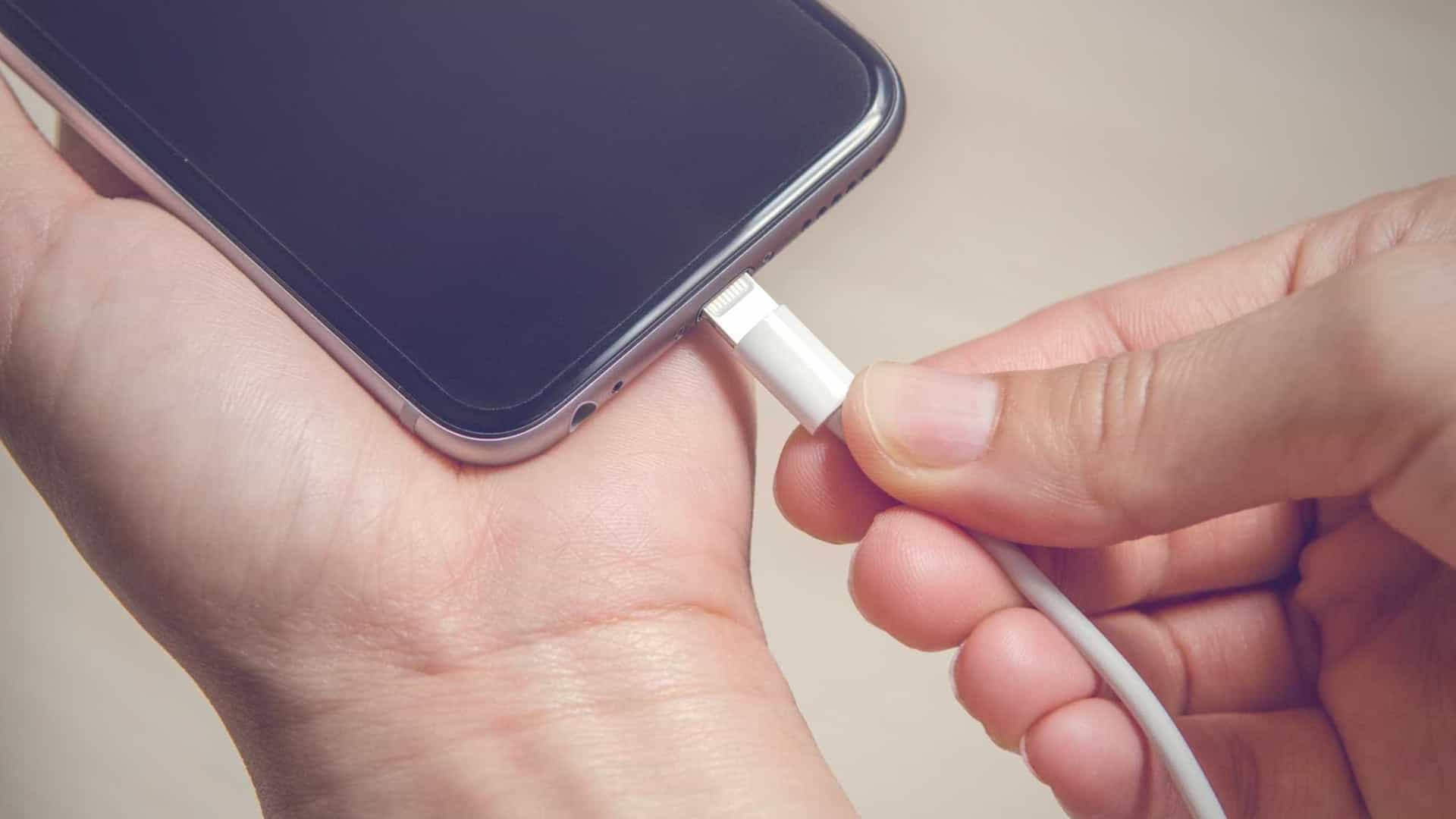 Apple mantém venda de iPhone sem carregador mesmo após suspensão, segundo Senacon
