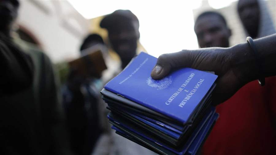 Faltava trabalho para 28,344 milhões no trimestre até dezembro, mostra IBGE

