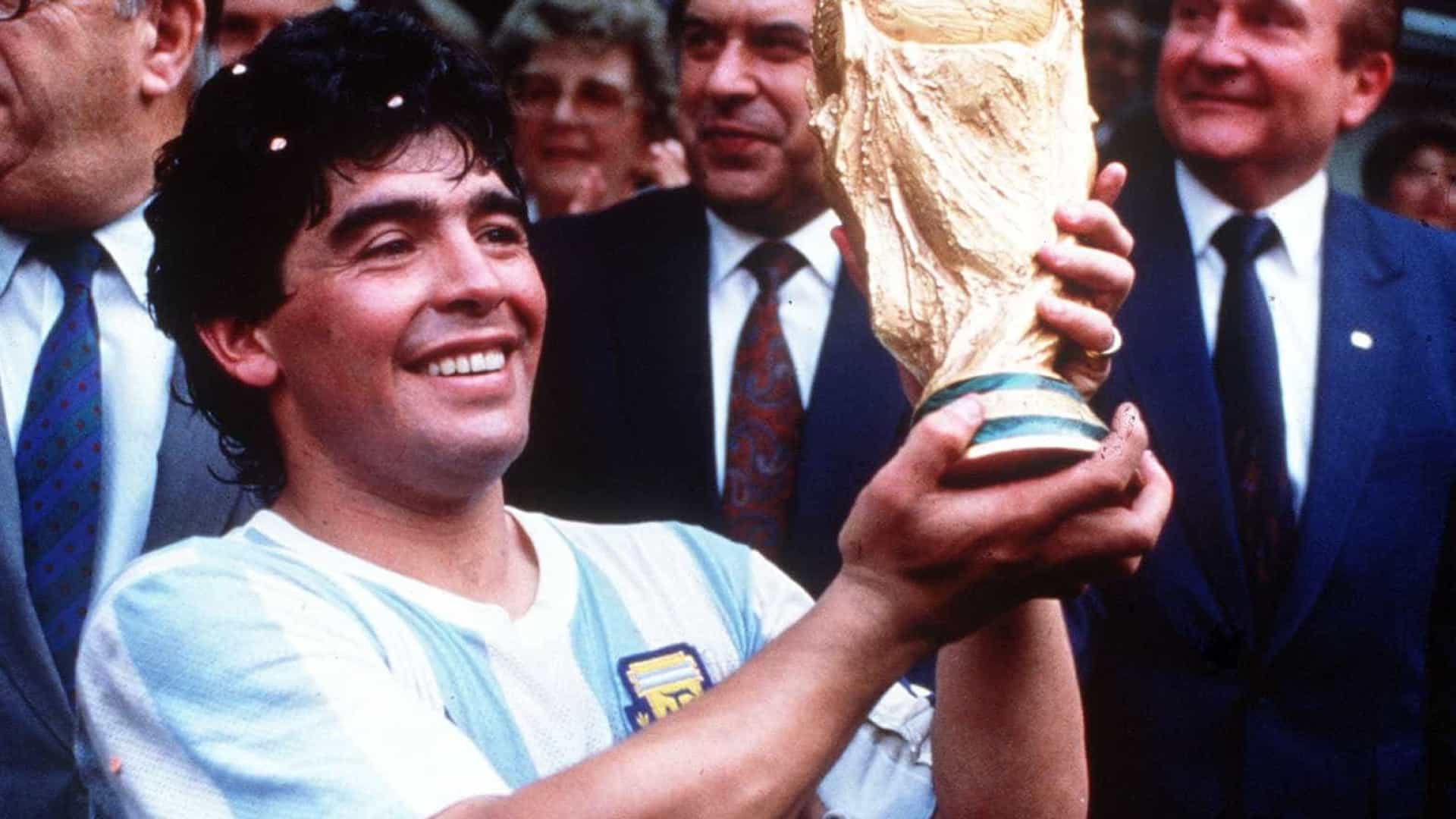 Camisa usada por Maradona na final da Copa do México, em 86, volta à Argentina
