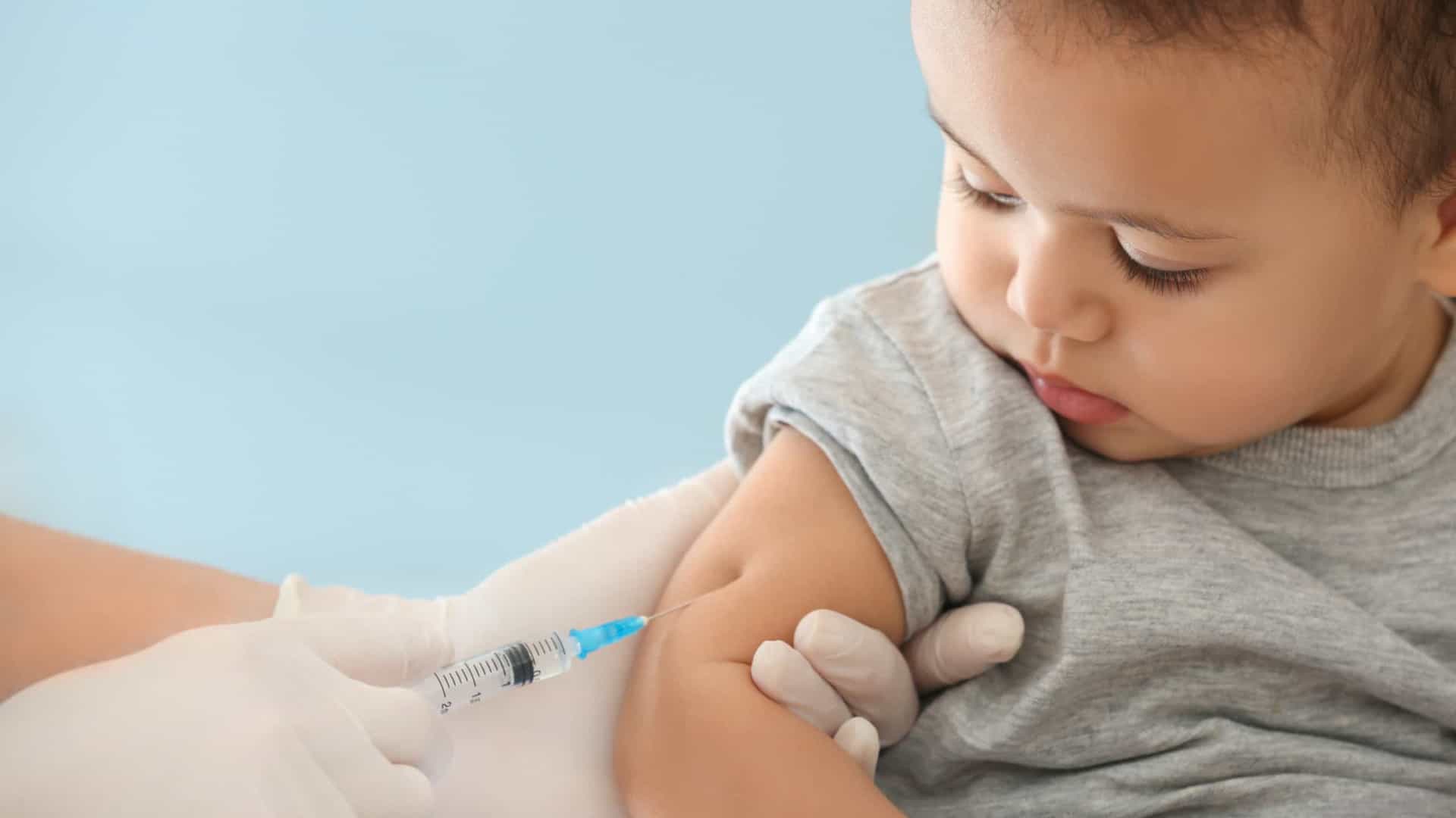 Por que ainda não temos vacinas contra covid para crianças mais novas no Brasil?
