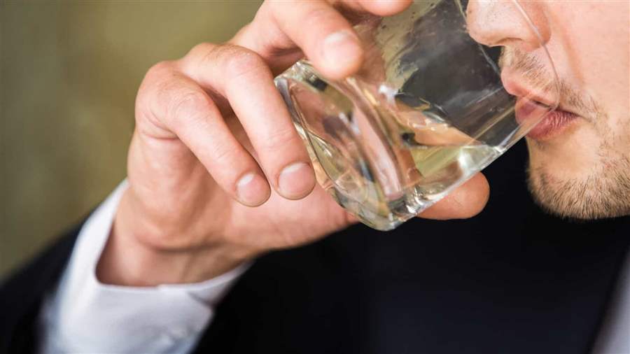 Covid. Álcool reduz anticorpos em 15% após dose de reforço, diz estudo

