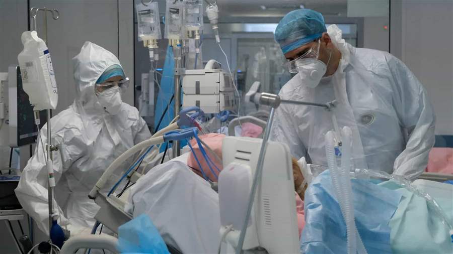 Média de mortes por Covid-19 completa uma semana acima de 800 no Brasil

