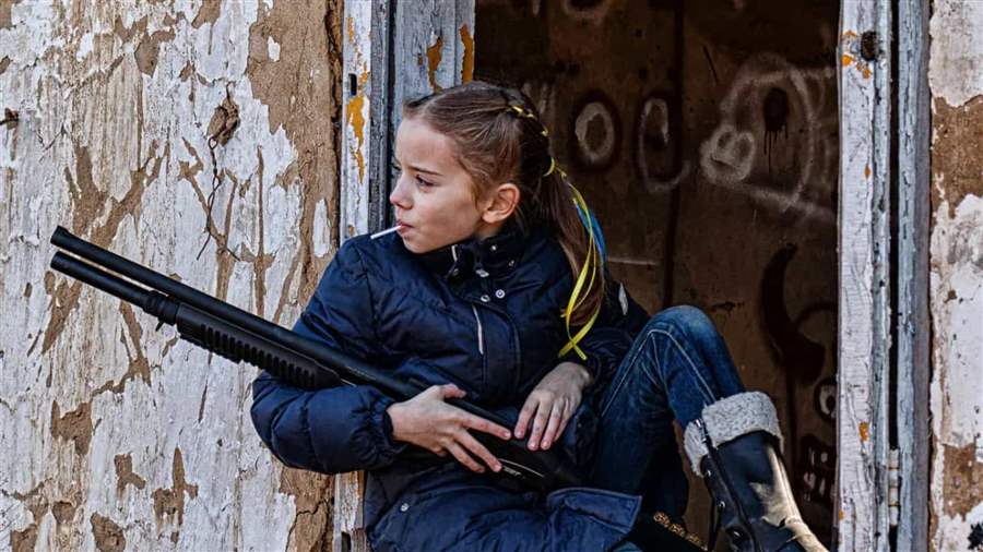 Foto de menina ucraniana com arma na mão viraliza nas redes sociais
