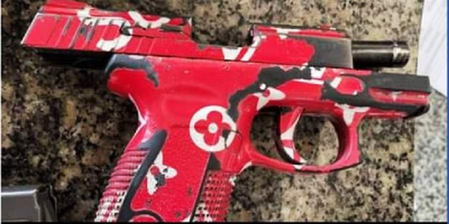 Pistola rosa e com flores é apreendida em operação que terminou com traficante morta
