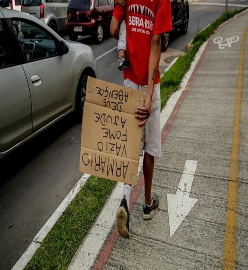 "Mendigos Profissionais" embolsam até R$ 2 mil por mês pedindo  nas ruas 
