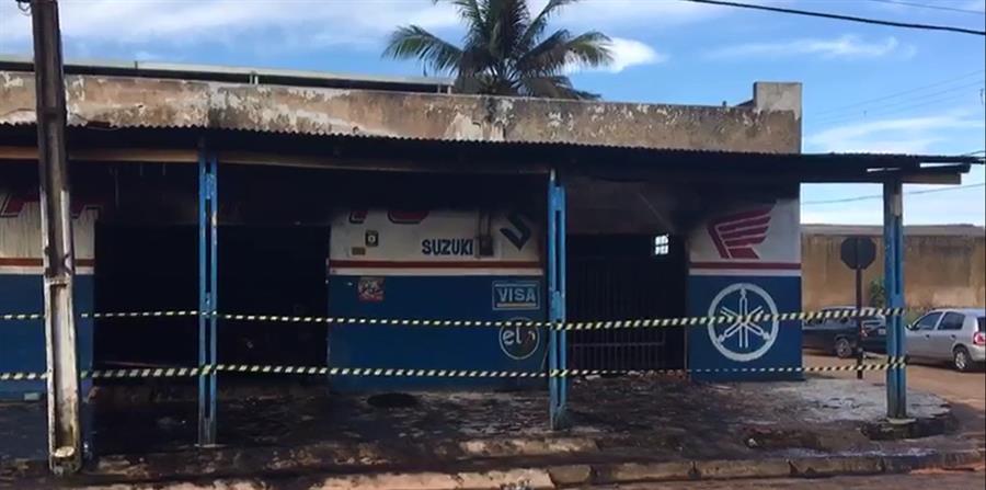 Oficina de motos fica totalmente destruída após incêndio criminoso