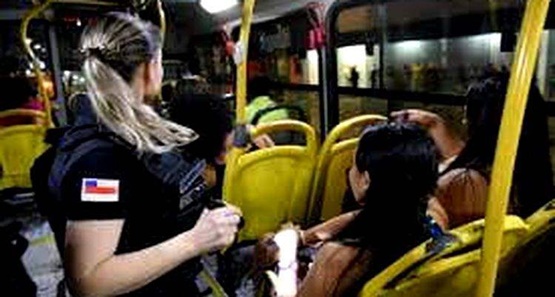 Ladrão assalta ônibus mas na hora de fugir motorista trava porta 