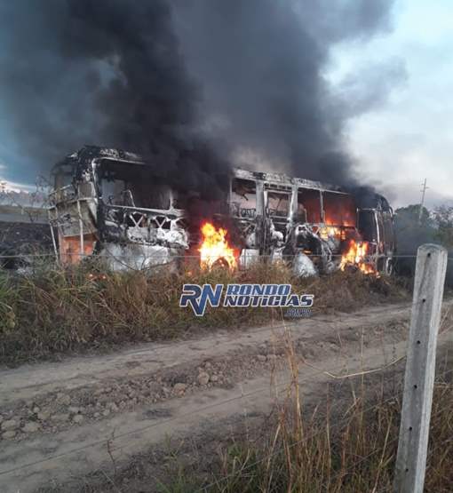 Ônibus pega fogo ao colidir com carreta na BR-364 e deixa quatro mortos e 16 feridos
