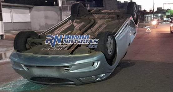 Após avançar preferencial carro colide com outro veículo e capota 