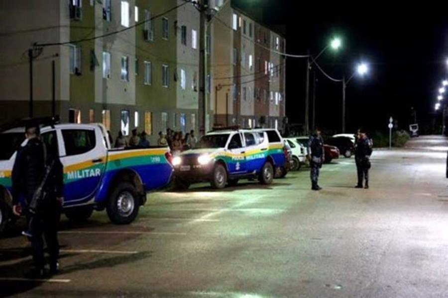Pais saem para beber e criança acorda e cai do quarto andar de prédio