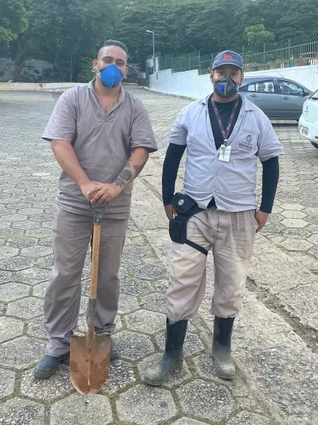 'Ninguém sonha em ser coveiro', diz engenheiro que virou sepultador