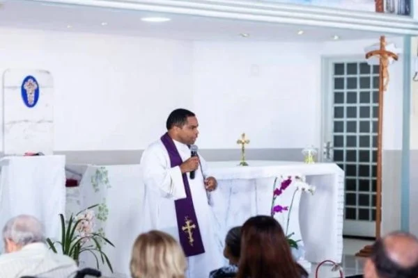 Padre do DF indiciado por estupro de vulnerável está foragido, afirma polícia civil