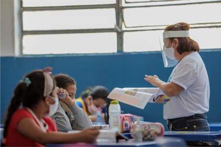 Comunidade escolar vai seguir protocolos no retorno das aulas presenciais