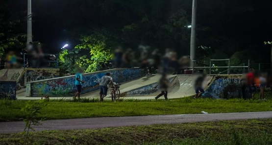 Bandidos espancam jovem duramente após ela se negar entregar celular