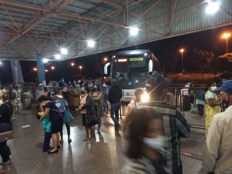 Sem fiscalização, passageiros se aglomeram todos os dias na rodoviária de Vilhena