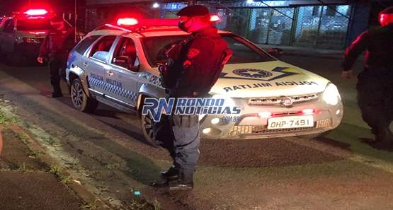 Homem furioso espanca namorada e filho dela com pernamanca