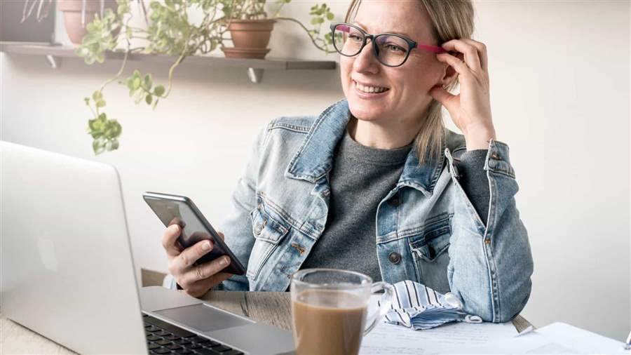Mulheres são mais conectadas, mas acessam menos serviços na internet
