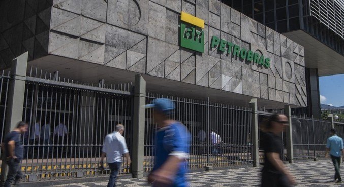 Petrobras sai em defesa de política de preços e afirma que a medida evita desabastecimento

