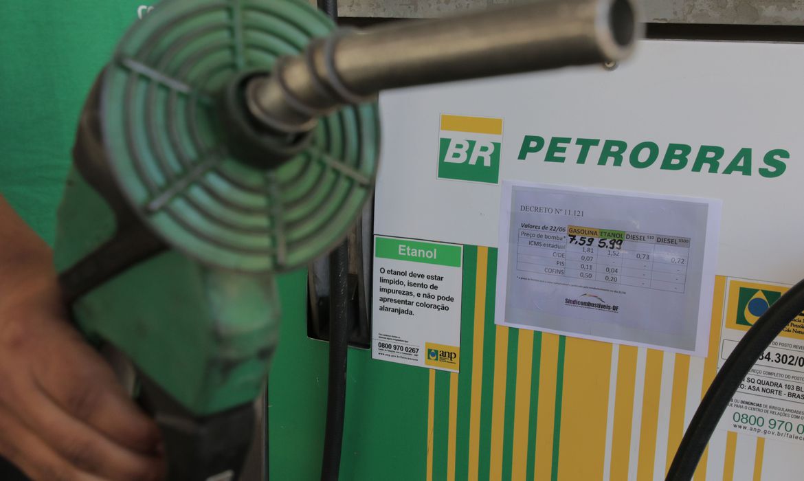 Procons do país iniciam nesta terça fiscalização de postos de combustíveis
