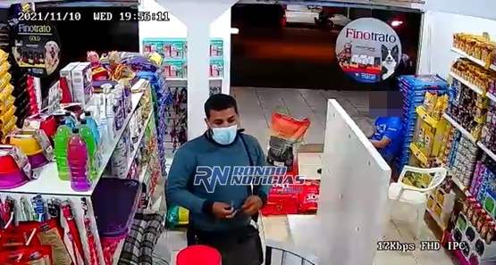 Câmeras de segurança flagram criminoso roubando loja de Pet Shop 
