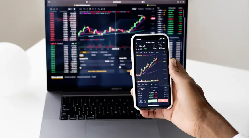 Dólar cai a R$ 4,94, menor valor em 9 meses; Ibovespa sobe 0,73% com commodities
