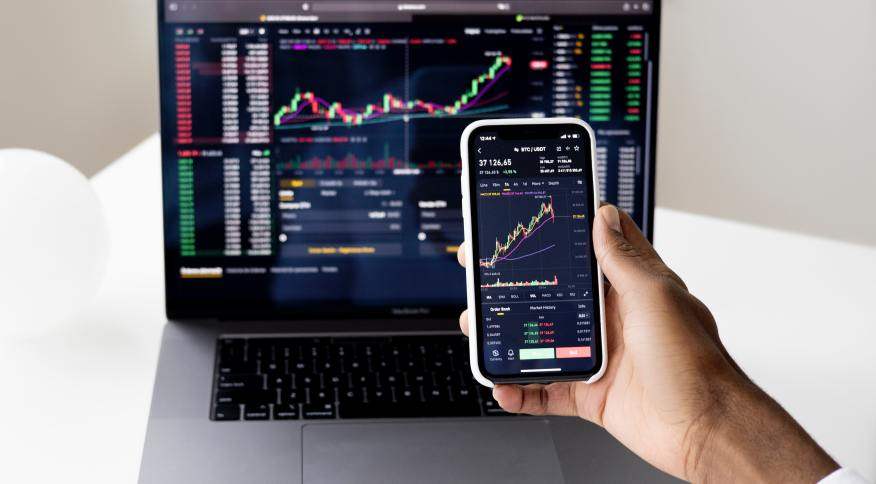 Ibovespa sobe 2% e volta aos 110 mil pontos depois de 3 meses; dólar cai 1,3%