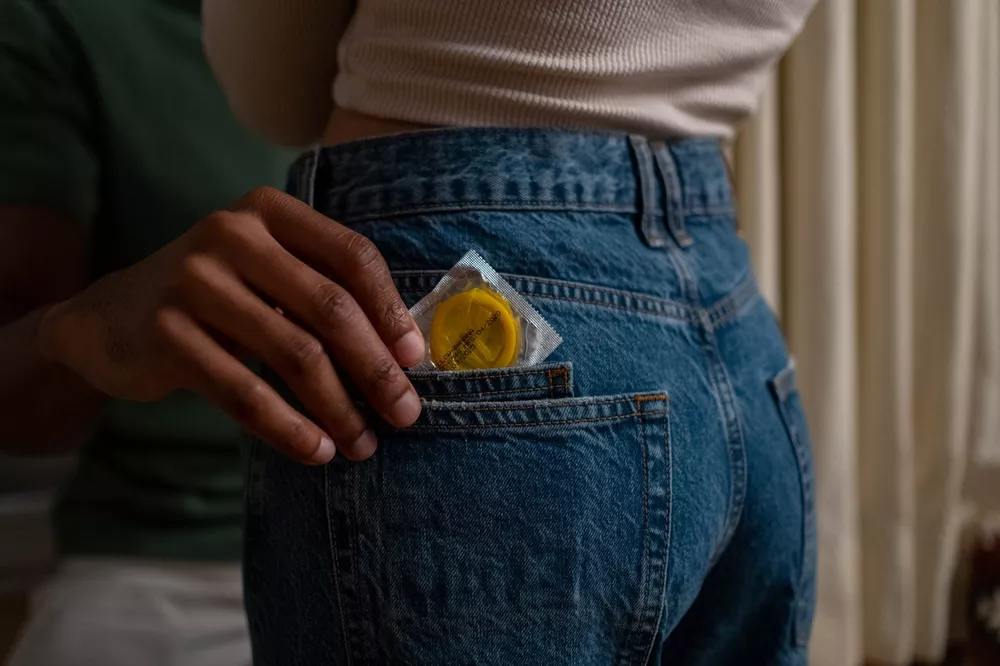 Uso de camisinha nas relações sexuais cai entre adolescentes, apontam dados do IBGE