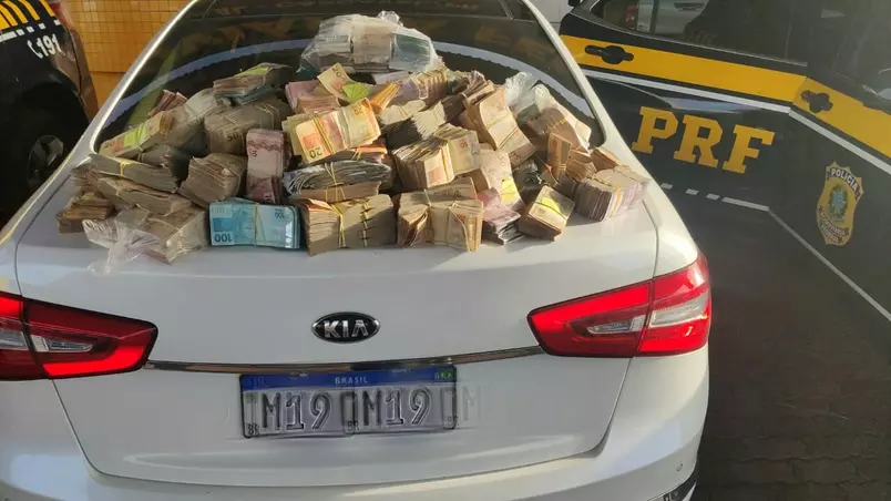 Polícia Federal encontra mais de R$ 1 milhão em carro; veja imagens