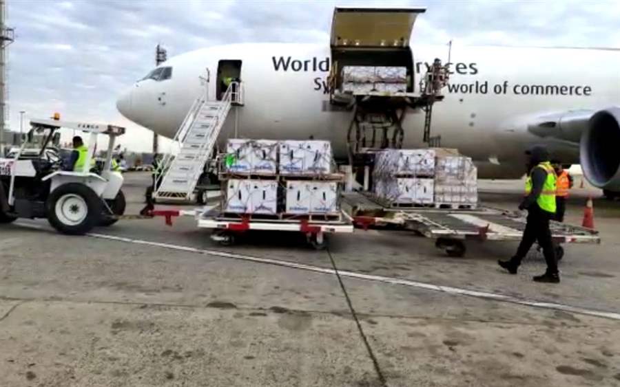 Pfizer entrega ao Brasil 2,1 milhões de doses da vacina em dois voos neste domingo
