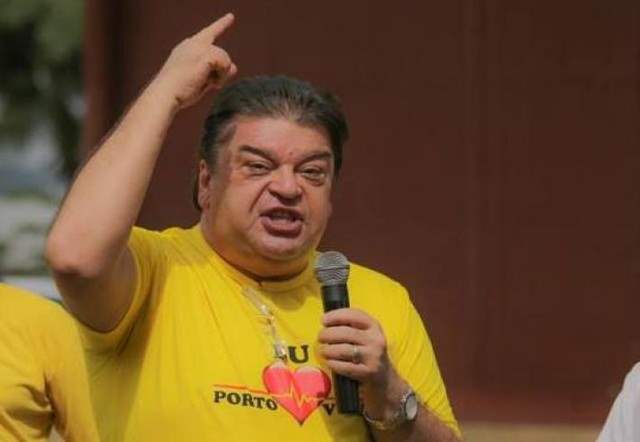 Justiça libera e Pimentel cumpre prisão domiciliar em casa, com tornozeleira