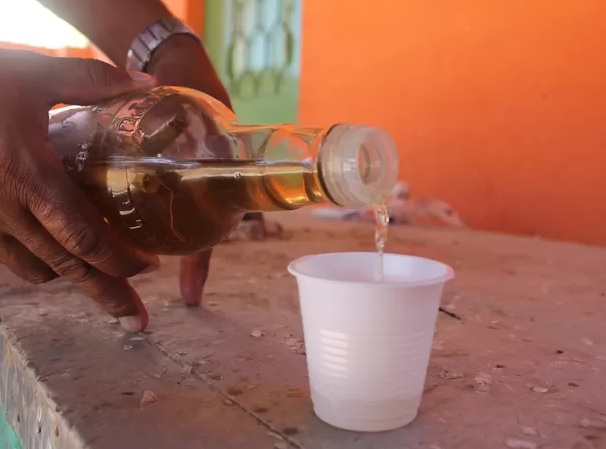 Desafiado por amigos, homem toma uma garrafa de cachaça e morre em Rondônia
