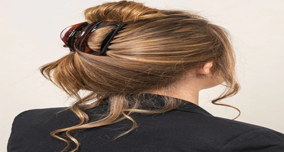 Durante assalto meliante dispara três vezes e mulher é salva pelo prendedor de cabelo