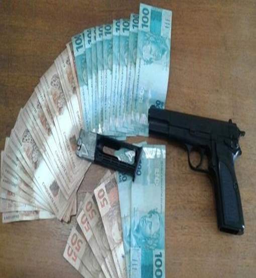 Empresário é rendido por quatro bandidos e tem pistola e 15 mil reais roubados 