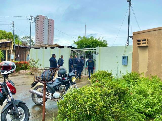Pitbull é morto a tiros após invadir casa, atacar e matar outro cachorro 
