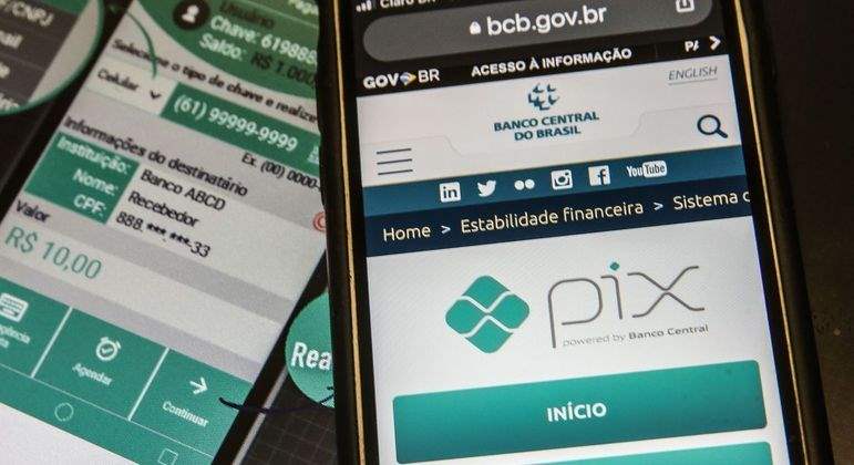 Adesão ao Pix sinaliza fim das taxas e filas em agências, diz especialista
