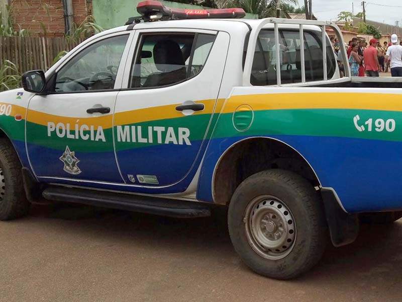 Bandidos apontam arma na cabeça de criança durante assalto