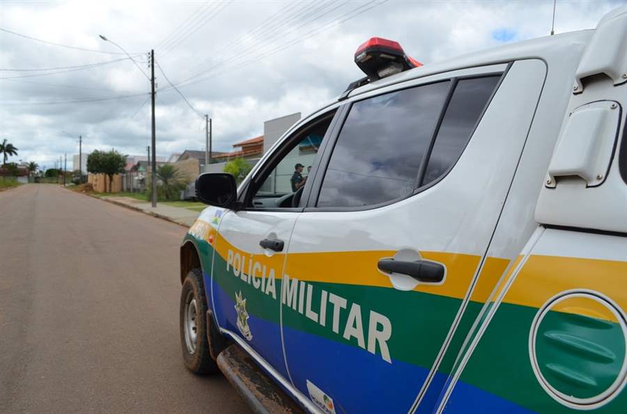 Polícia Militar prende foragido que tentou se esconder em bar, na capital