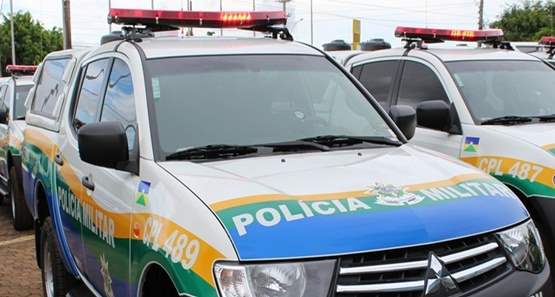 Mulher é atingida a pauladas pela mãe após defender cachorros de espancamento 