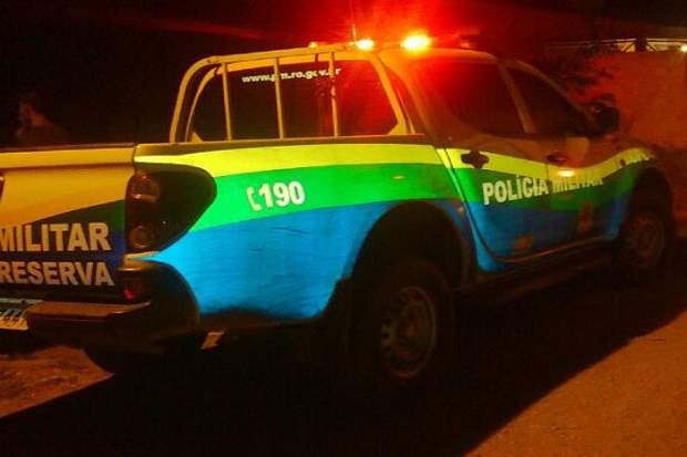 Após separar briga do irmão com mulher, jovem é atacado a facadas