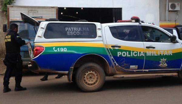 PM prende assaltante que roubou moto de mulher na frente de banco