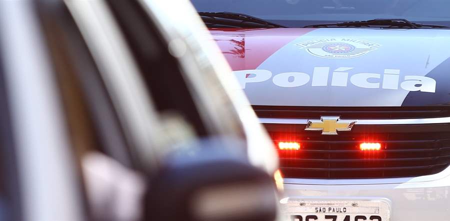 Homem tenta esfaquear desafeto após discussão em bar 