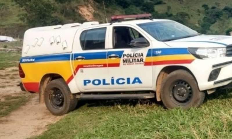 Mulher tem o corpo enterrado e apenas a cabeça é deixada de fora
