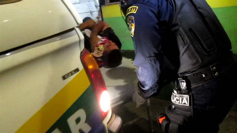 Detento tenta invadir casa da ex-mulher e leva quatro balaços do filho dela
